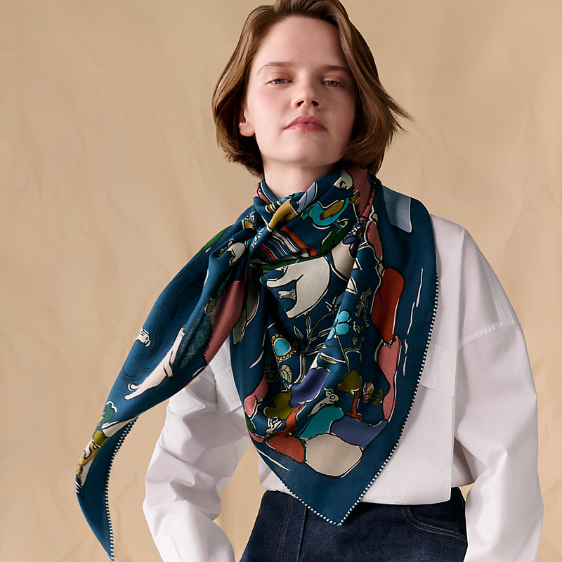 HERMES 幾何学模様 青い三角スカーフ 約44cm × 105cm HERMES エルメス 幾何学模様 スカーフ シルク レディース